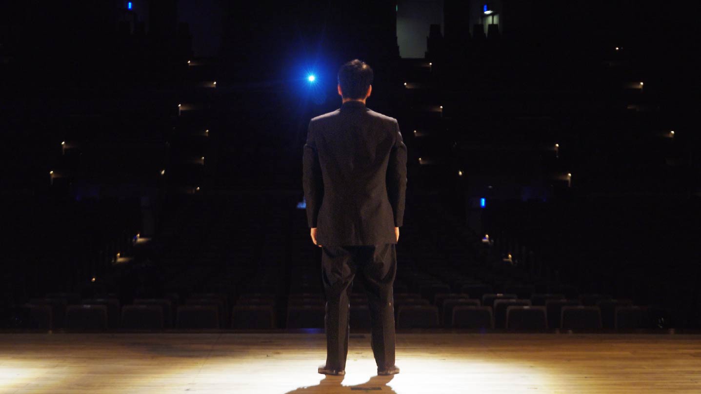 舞台に立つシーン