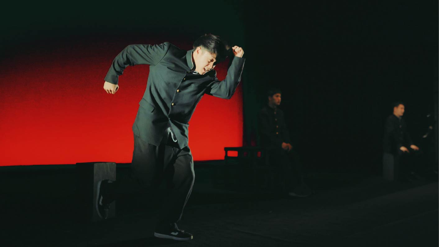 舞台で走るシーン