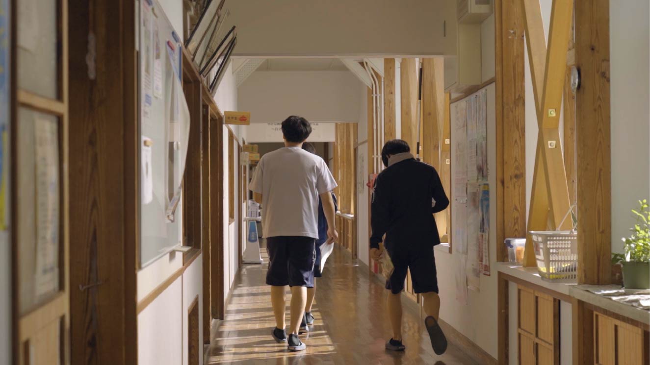 学校の廊下を歩く生徒たち