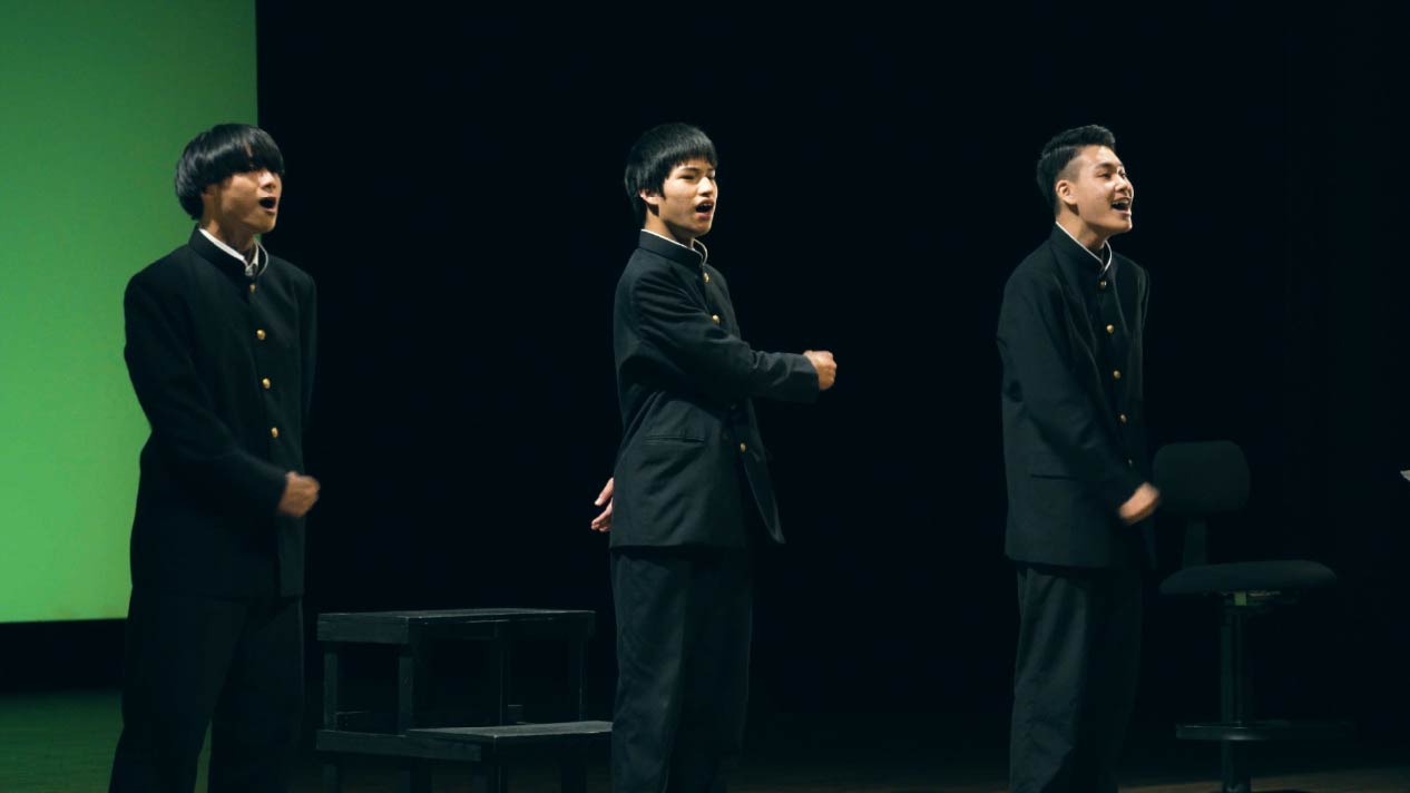 舞台で歌うシーン